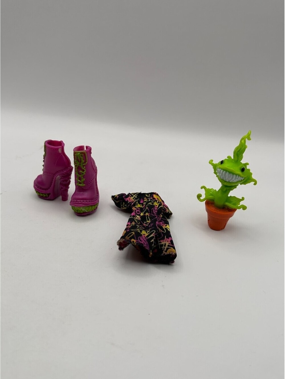 Monster High Venus McFlytrap G1 Accessories Lot Chewlian Pet Boots Dress